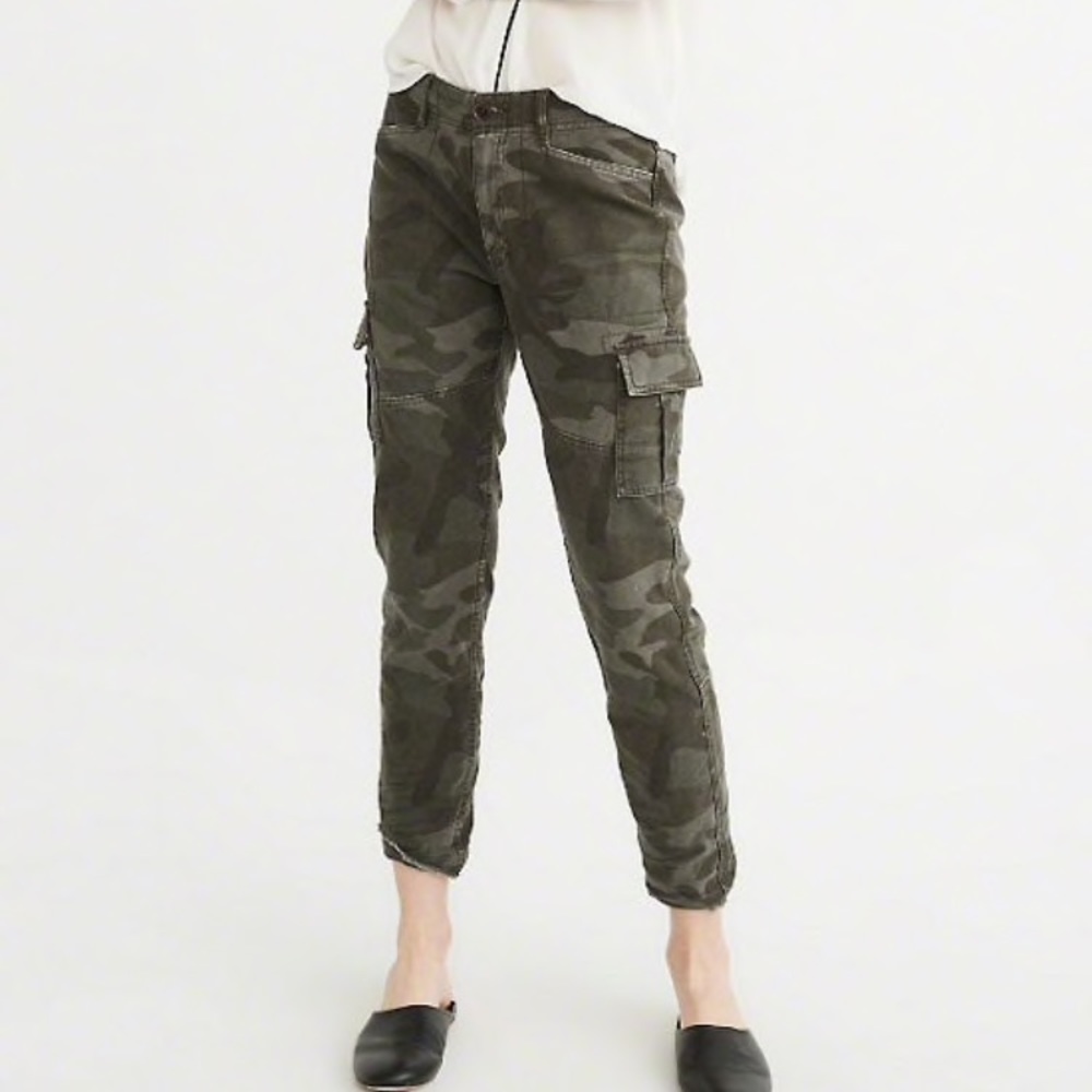 NWOT Low Rise Camo Print Abercrombie Pants